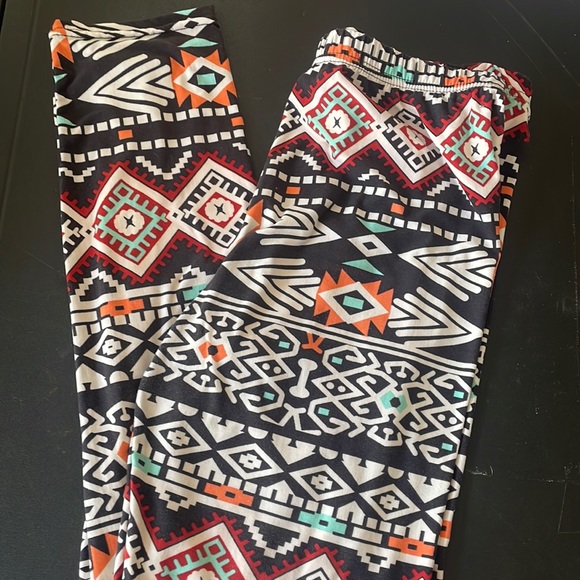 Super soft leggings, Aztec looking print, excellent condition. Great colors - Picture 1 of 4